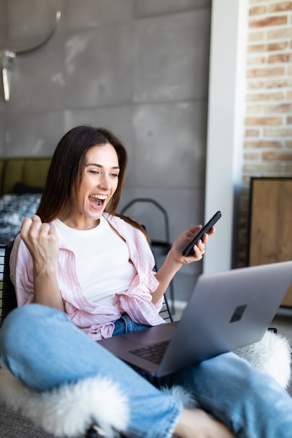 Jonge vrouw die laptop met behulp van