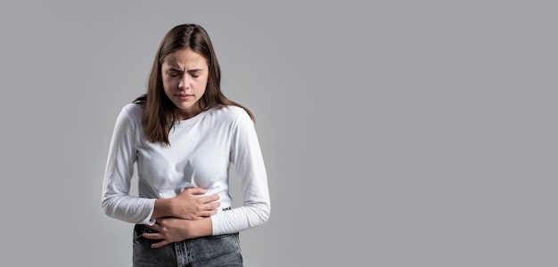 Jonge vrouw die lijdt aan buikpijn Vrouw maagpijn Vrouw die zijn maag aanraakt Maagpijn en anderen maagziekte concept Meisje met buikpijn