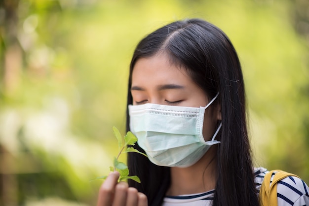 Jonge vrouw die masker draagt