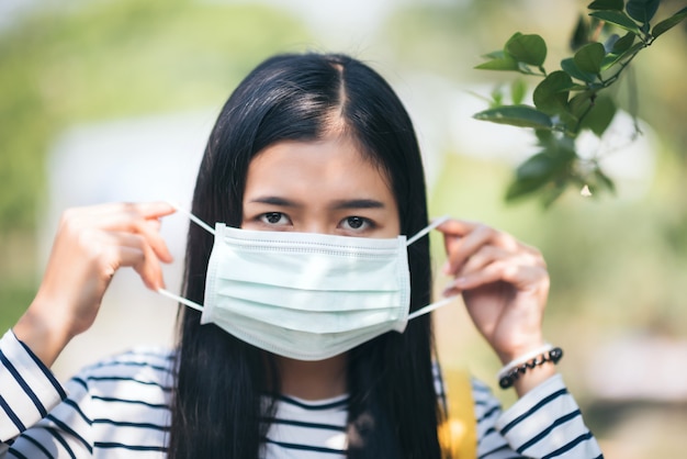 Jonge vrouw die masker draagt