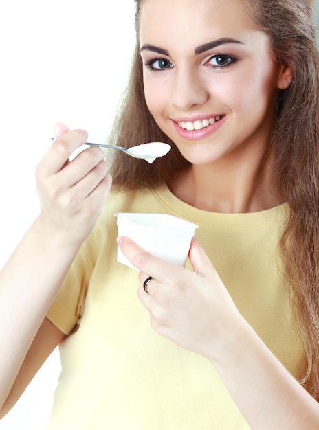 Foto jonge vrouw die melk drinkt op witte achtergrond