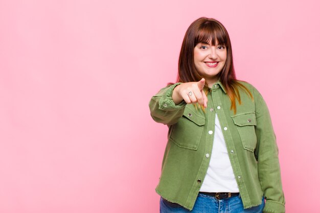 Jonge vrouw die met een tevreden glimlach richt