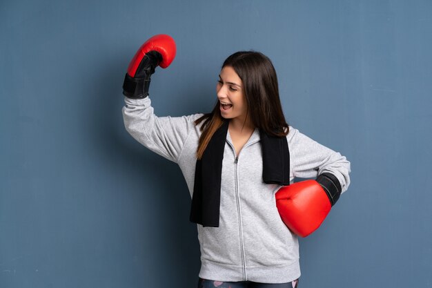 Jonge vrouw die met kom graangewassen iets luistert