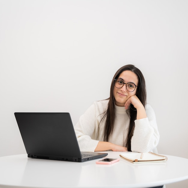 Jonge vrouw die met laptop werkt