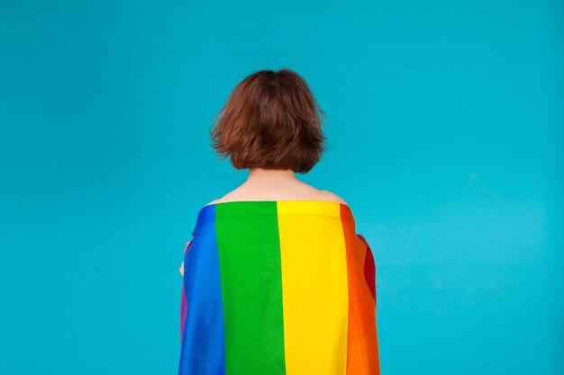 Foto jonge vrouw die met lgbt trotsvlag behandelt