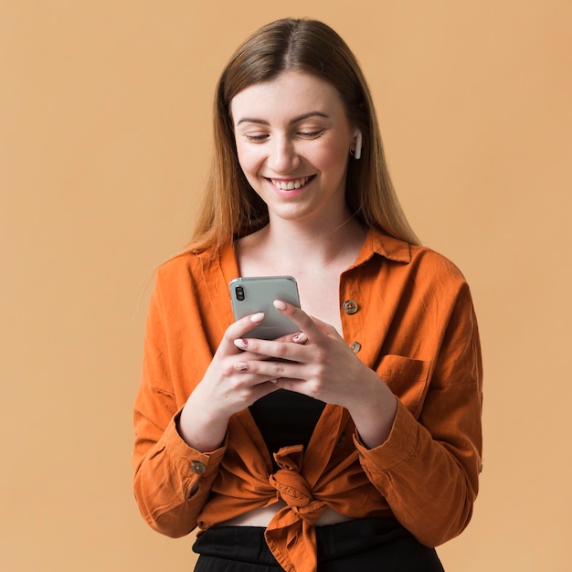 Foto jonge vrouw die mobiel controleert