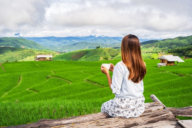 Jonge vrouw die mooie groene rijstterrassen bekijkt