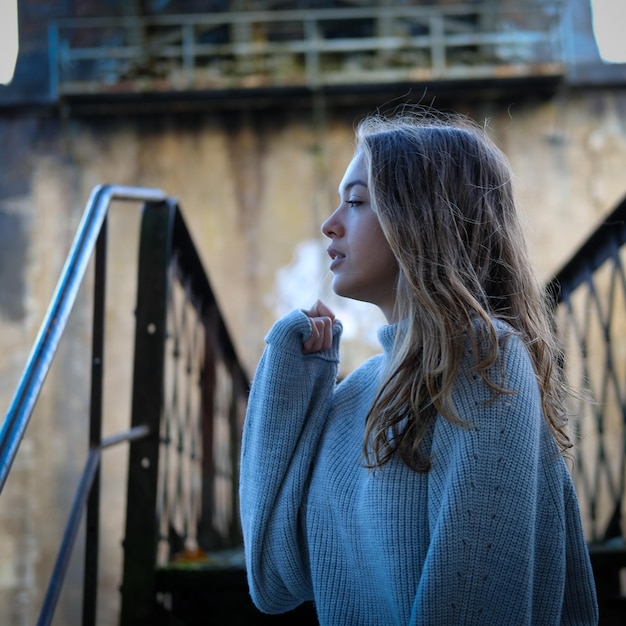 Foto jonge vrouw die naar beneden kijkt