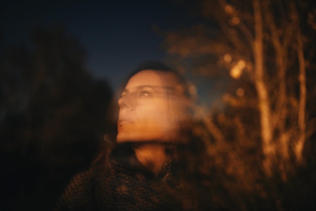 Foto jonge vrouw die naar buiten kijkt