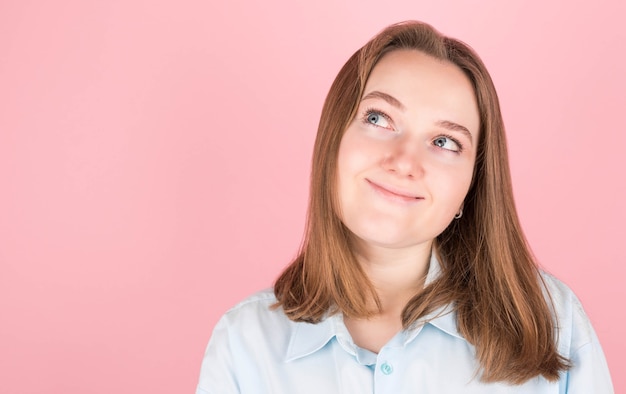 Jonge vrouw die naar links kijkt.