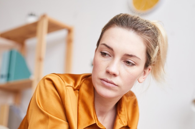 Jonge vrouw die neerslachtig is