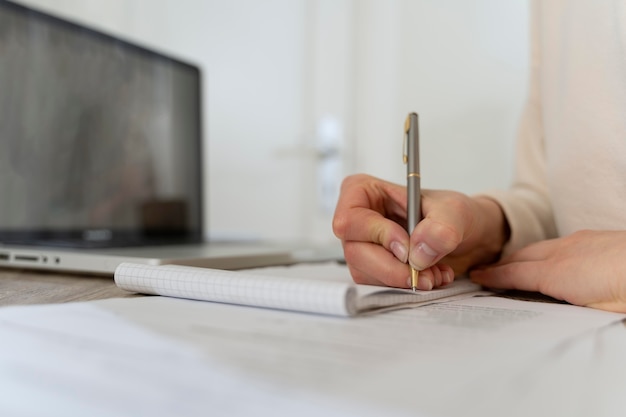 Foto jonge vrouw die online engels leert