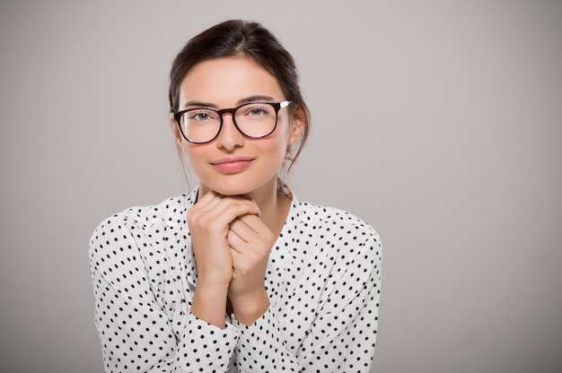 Foto jonge vrouw die oogglazen draagt