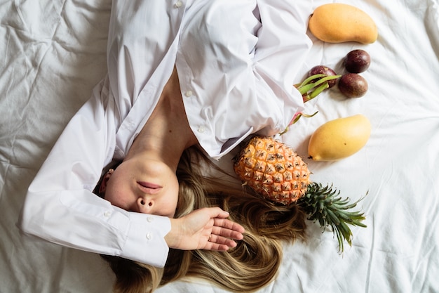 Jonge vrouw die op het bed ligt