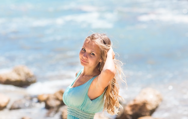 Jonge vrouw die op het strand loopt