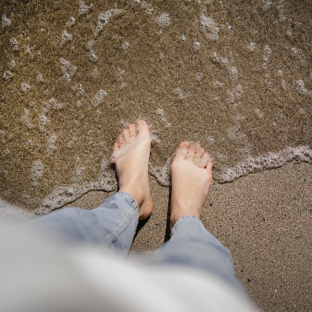 Foto jonge vrouw die op het strandzand loopt