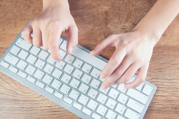 Jonge vrouw die op het toetsenbord typt