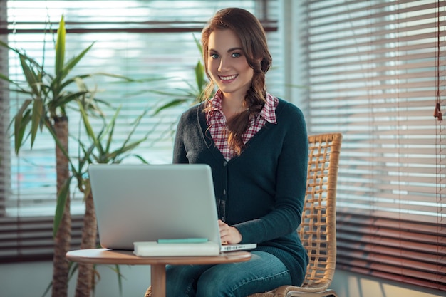 Jonge vrouw die op het web surft