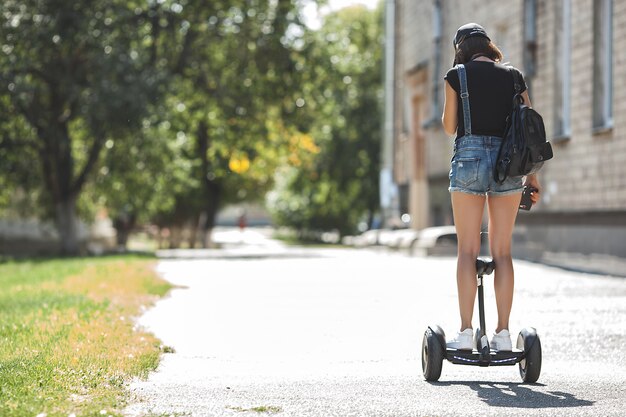 Jonge vrouw die op segway schaatst