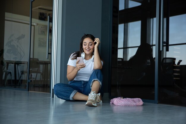 Jonge vrouw die op vertrek wacht in luchthavenreiziger met kleine bagage