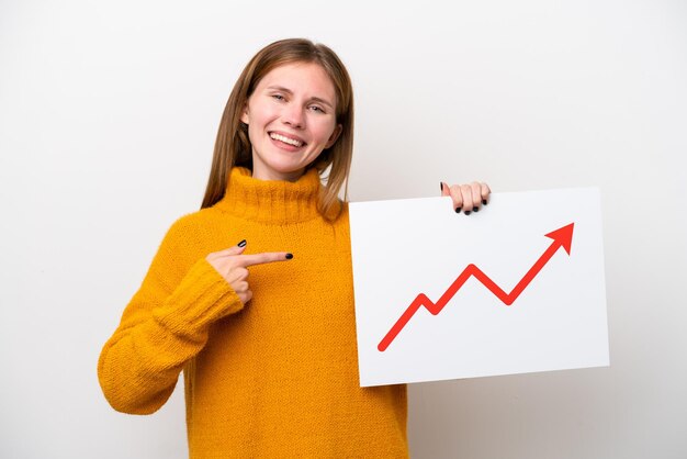 Jonge vrouw die op witte achtergrond wordt geïsoleerd