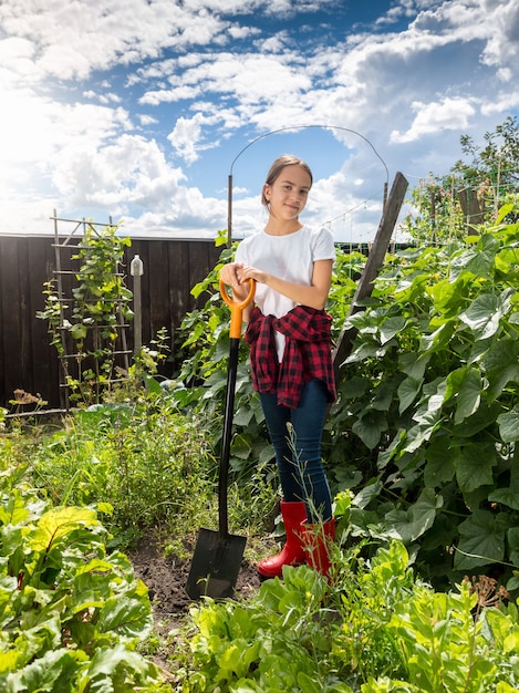 Jonge vrouw die op zonnige dag in de achtertuin werkt