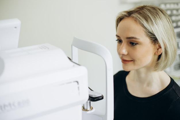 Jonge vrouw die optometriediagnostiek maakt