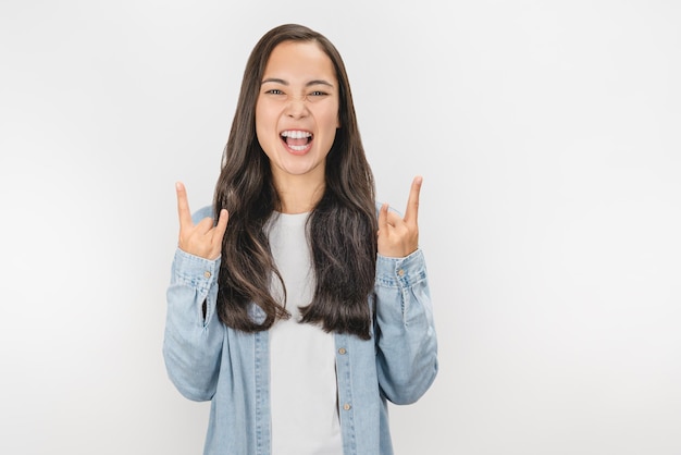 Jonge vrouw die over geïsoleerde witte achtergrond rotsgebaar maakt