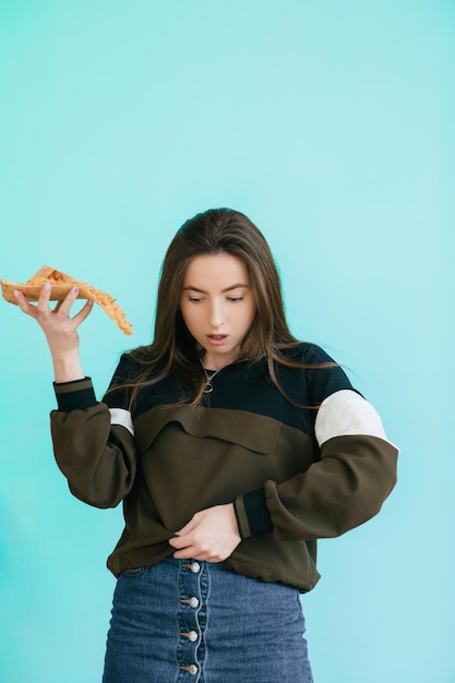 Jonge vrouw die pizza eet