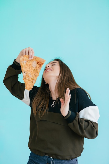 Jonge vrouw die pizza eet