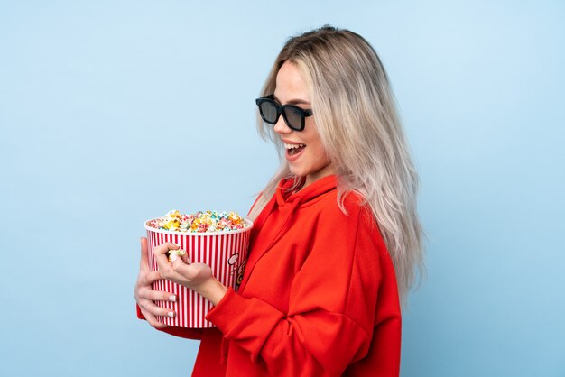 Jonge vrouw die popcorns houdt