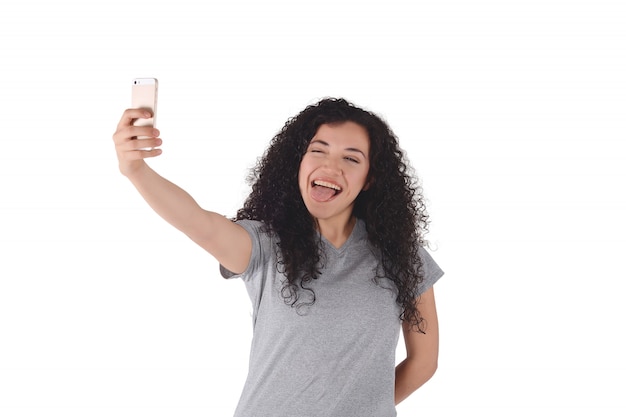 Jonge vrouw die selfie met smartphone nemen