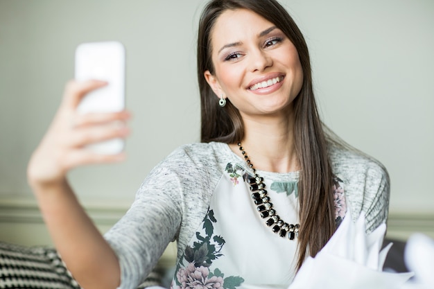 Jonge vrouw die selfie neemt