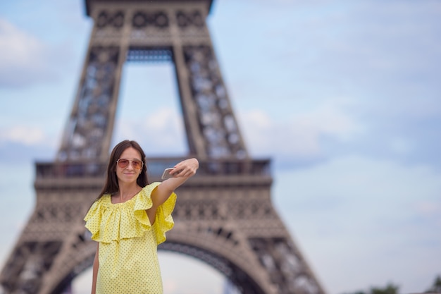 Jonge vrouw die selfie - zelfportret telefonisch in de Toren van Eiffel in Parijs maken