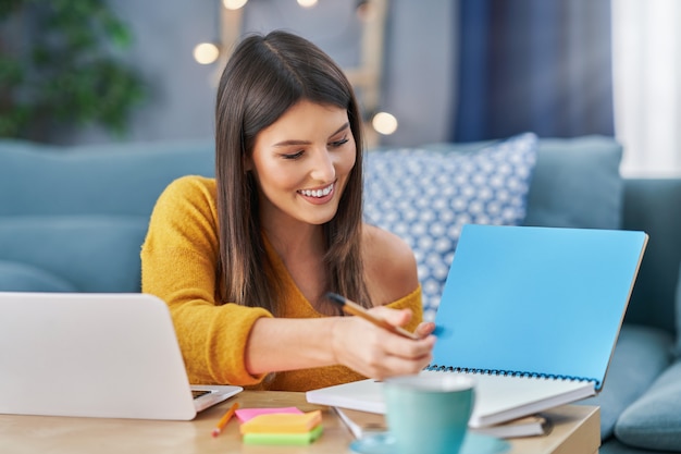 jonge vrouw die tablet thuis gebruikt