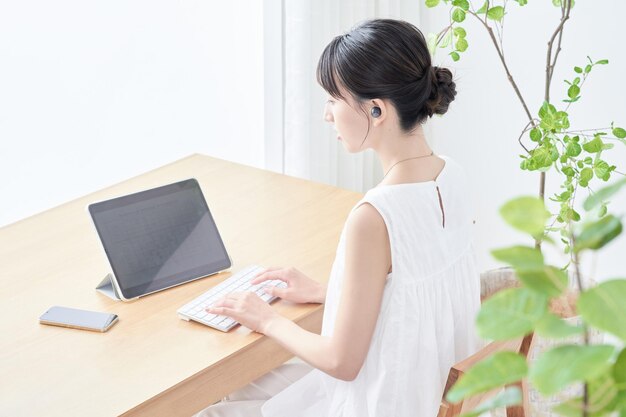 Jonge vrouw die tabletpc met behulp van