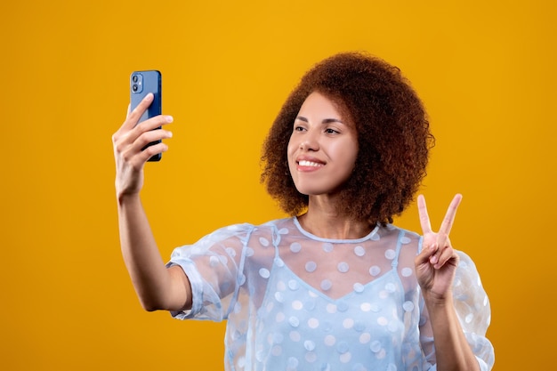 Jonge vrouw die tevreden kijkt en selfie maakt