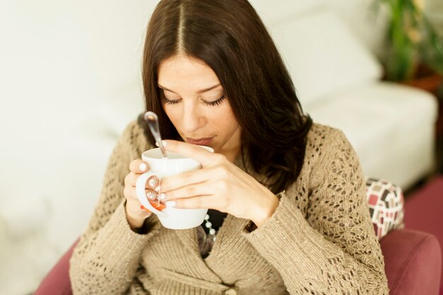 Jonge vrouw die thee drinkt