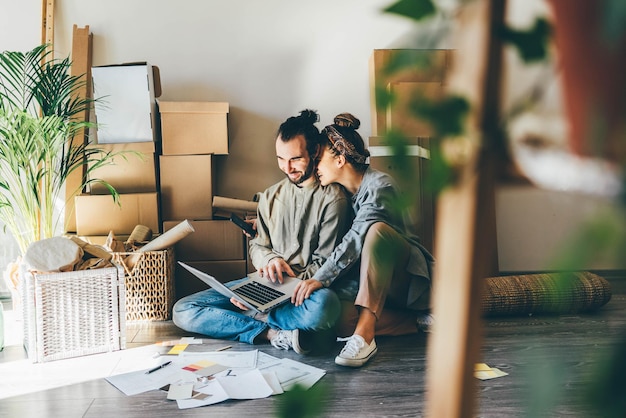 Jonge vrouw die thuis een laptop gebruikt