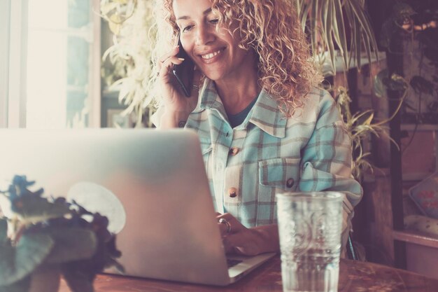 Foto jonge vrouw die thuis een laptop gebruikt