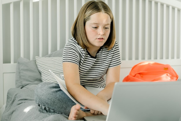 Jonge vrouw die thuis een laptop gebruikt
