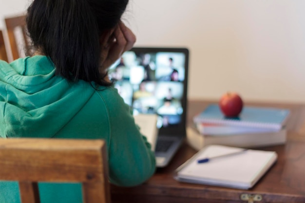 Foto jonge vrouw die thuis een online les volgt e-learning concept