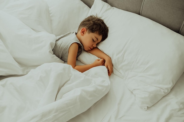 Jonge vrouw die thuis op bed slaapt.
