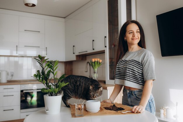 Jonge vrouw die thuis voor haar plant zorgt