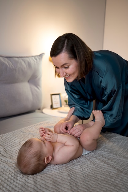 Jonge vrouw die tijd doorbrengt met haar baby