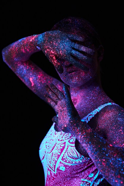 Foto jonge vrouw die ultraviolette make-up draagt