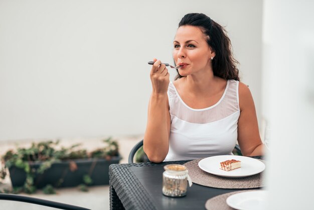 Jonge vrouw die van een fluitje van een cent geniet.