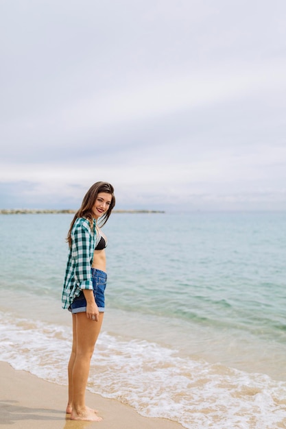 Jonge vrouw die van het strand geniet