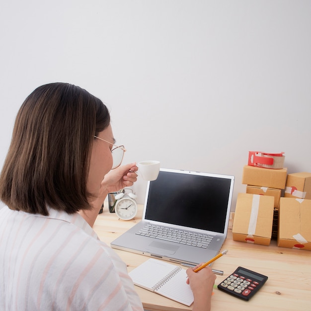 Jonge vrouw die van huis werkt