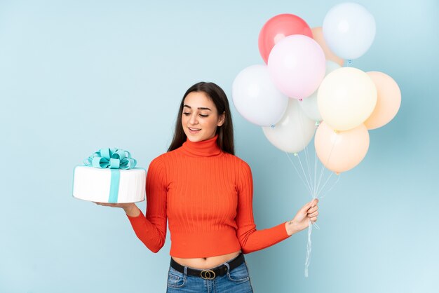 Jonge vrouw die veel ballons vangt